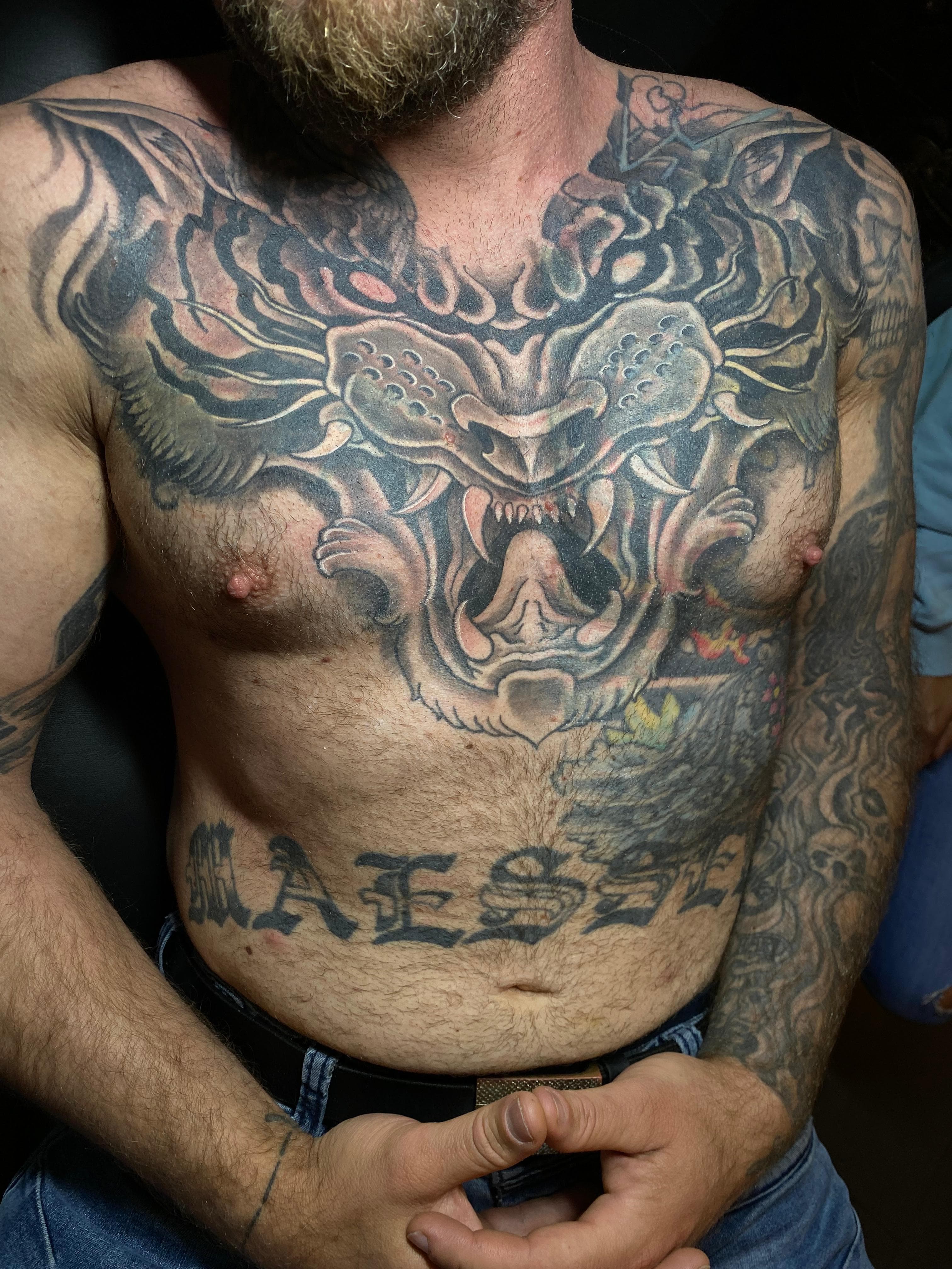 Na — draak borst cover-up